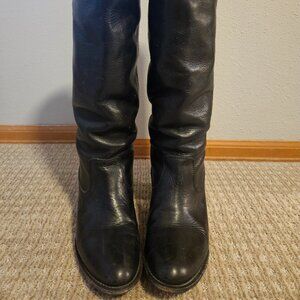 Frye / Jackie Button / Black